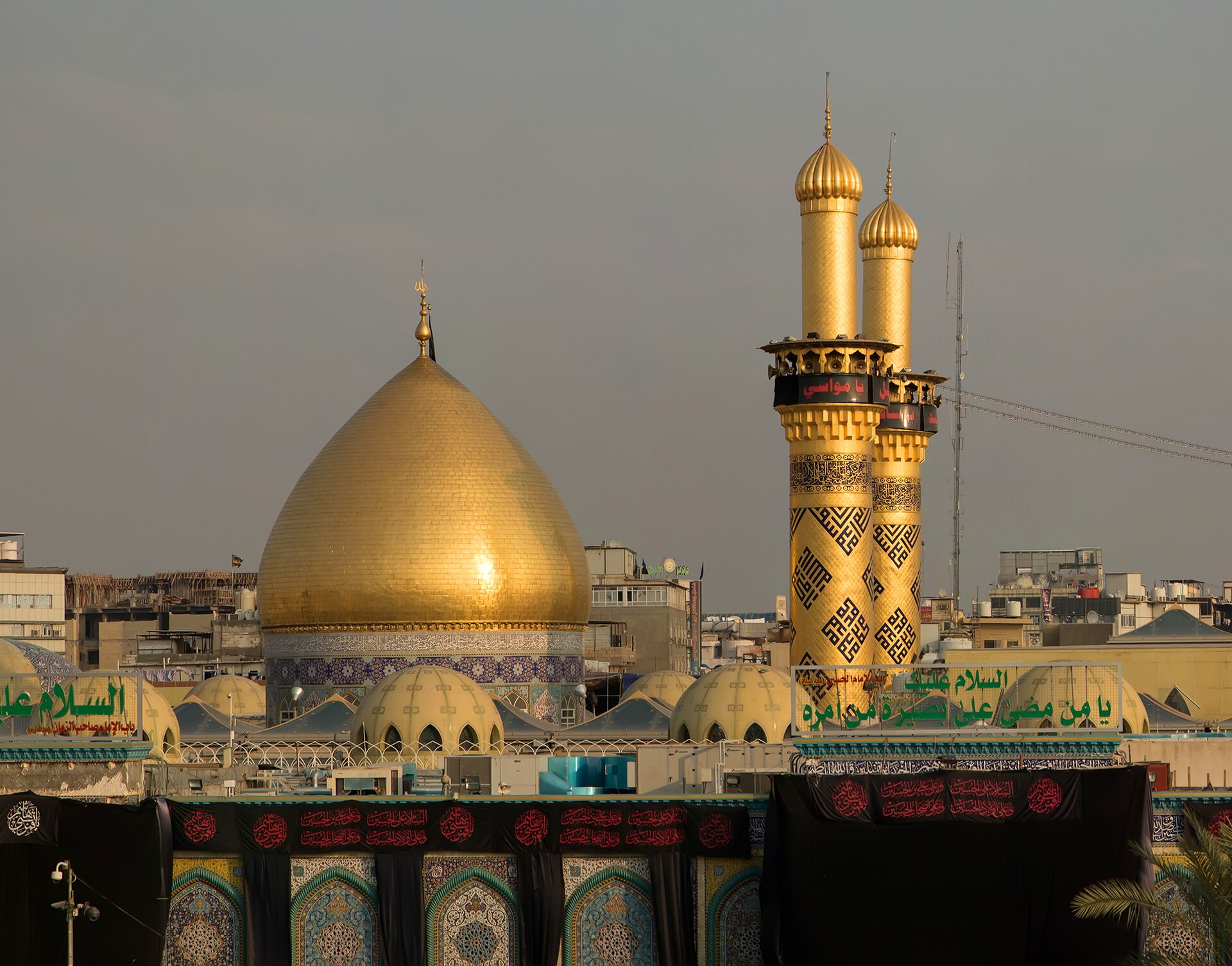 Cúpula e minaretes dourados do Santuário Al-Abbas em Karbala